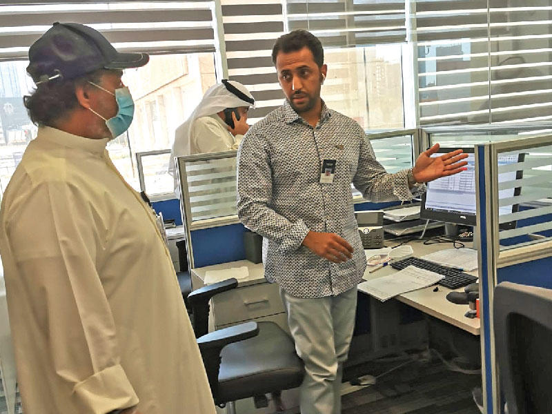 المضف متفقداً سير العمل في البنك أمسn