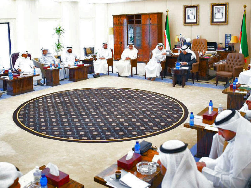 اجتماع بمكتب رئيس مجلس الأمة مرزوق الغانم مع وزير الخارجية الشيخ د. أحمد الناصر وحضره 21 نائباً