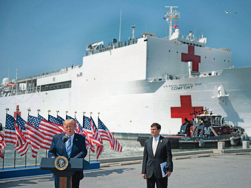 ترامب ووزير الدفاع الأميركي قبيل انطلاق سفينة «يو إس إن إس كومفورت» الحربية الطبية إلى نيويورك للمساهمة في مواجهة «كورونا» أمس الأولttttt    (أ ف ب)