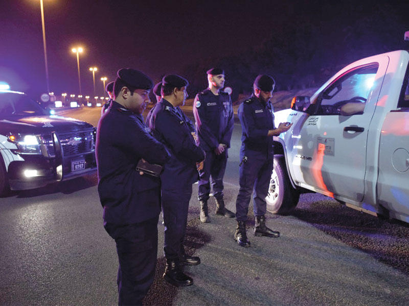 جانب من نقاط التفتيش المعنية بتطبيق الحظر