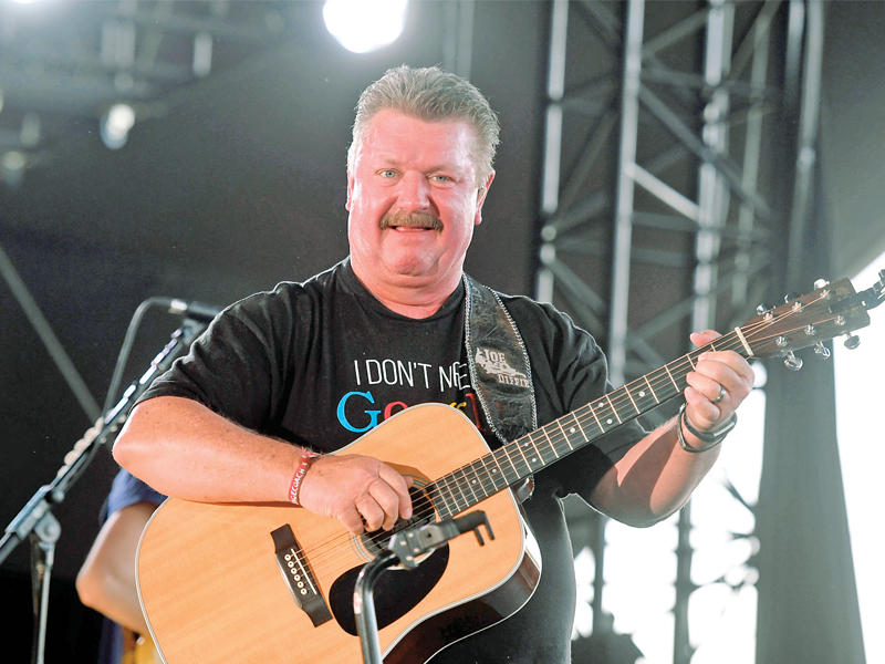 مغني موسيقى الكانتري جو ديفي