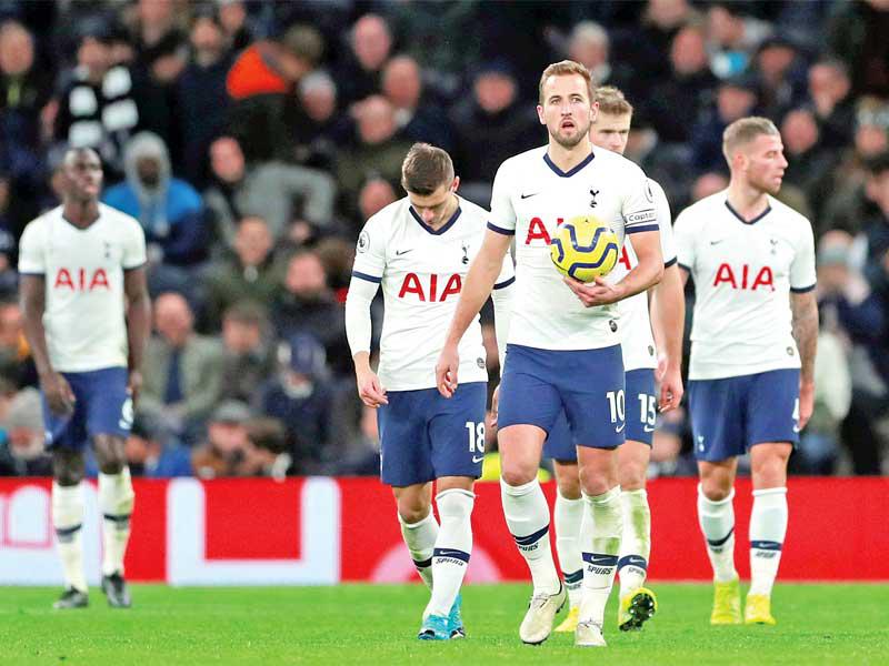 هاري كين نجم توتنهام إلى جانب زملائه خلال مباراة هذا الموسم