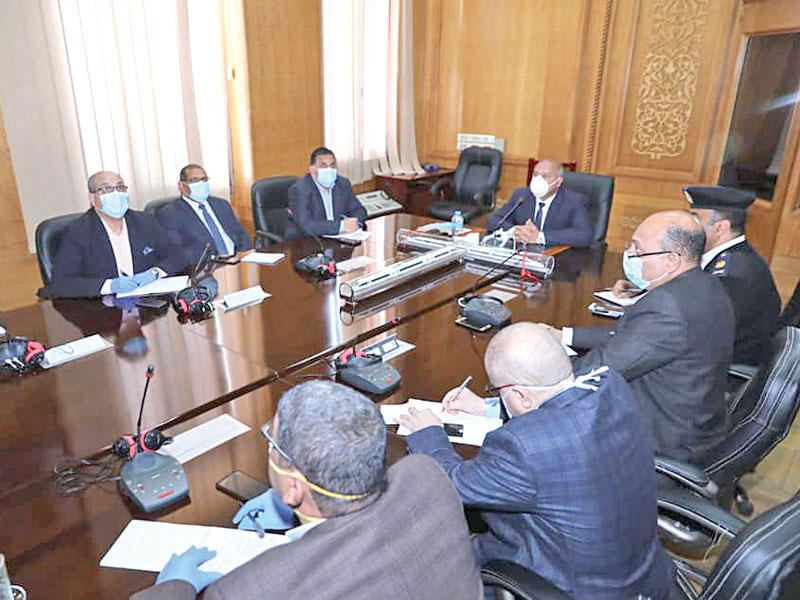 وزير النقل المصري كامل الوزير مجتمعاً بقيادات السكة الحديد أمس         (صفحة الوزارة)ر