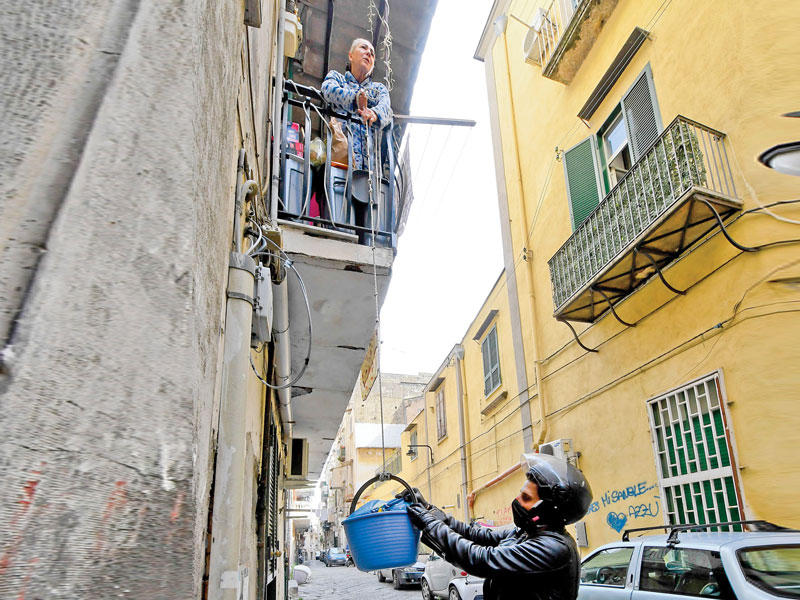 إحدى وسائل إيصال احتياجات الإيطاليين أثناء الحظر