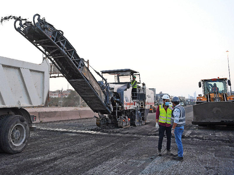 أعمال كشت الأسفلت على طريق الملك عبدالعزيز آل سعود