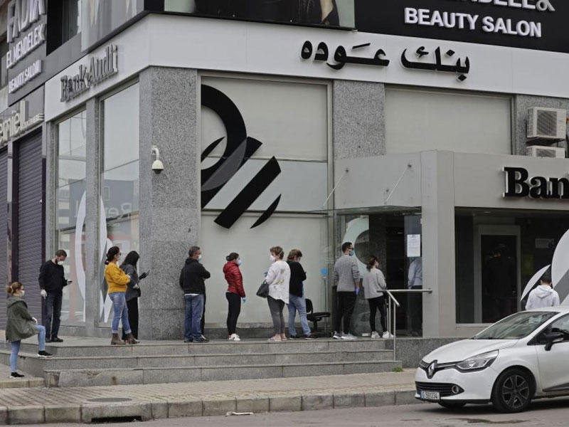 طوابير أمام المصارف اللبنانية 
