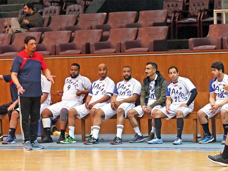 بدر جزاع يوجه لاعبي الفريق في لقاء سابق