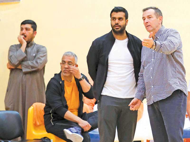 مدرب فريق كاظمة الأول إيفان جيرمج- مدير كرة السلة في نادي كاظمة عبداللطيف السعيد 