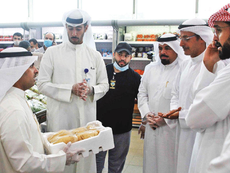 شعيب خلال الجولة على المنتجات الزراعية بالجمعيات التعاونية 