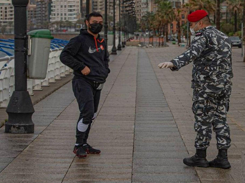 شرطي يطلب من شاب اخلاء الكورنيش في بيروت.