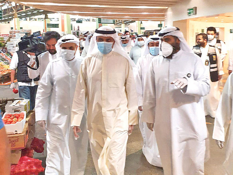 المنفوحي خلال الجولة على سوق الخضراوات بالصليبية (تصوير عبدالله الخلف)