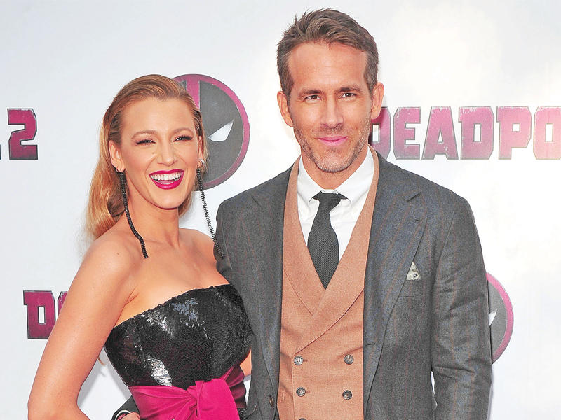 النجم  رايان رينولدز وزوجته النجمة بليك ليفلي