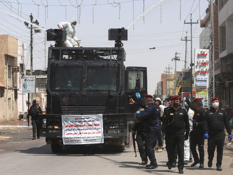 شرطة مكافحة الشغب العراقية تعقم شوارع وأسواق البصرة أمس الأول        (رويترز)