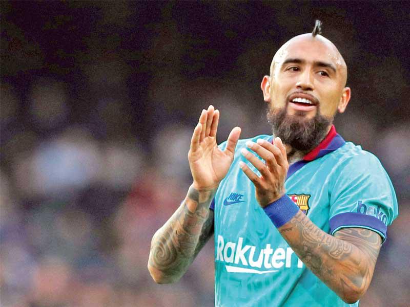 لاعب وسط برشلونة الإسباني أرتورو فيدال