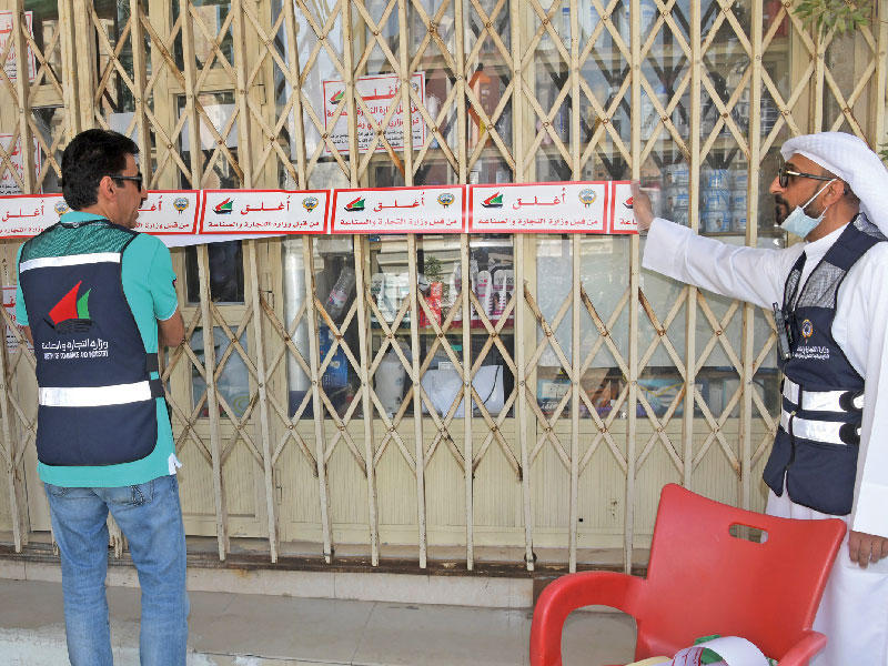 إغلاق أحد المحلات المخالفة في السالمية (تصوير ميلاد غالي)