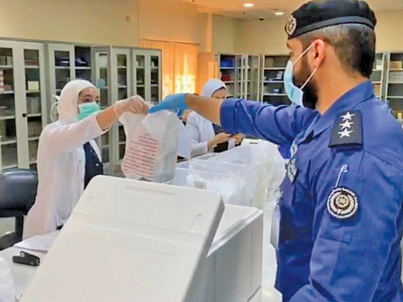 أحد عناصر الإطفاء خلال نقل الأدوية