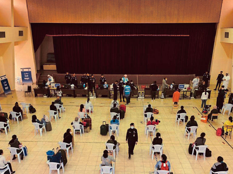 جانب من الفلبينيين المخالفين للإقامة الذين سلموا أنفسهم أمس للاستفادة من قرار الإعفاء من الغرامات... ويبدو نجاح التنظيم والإجراءات الوقائية واضحاًn