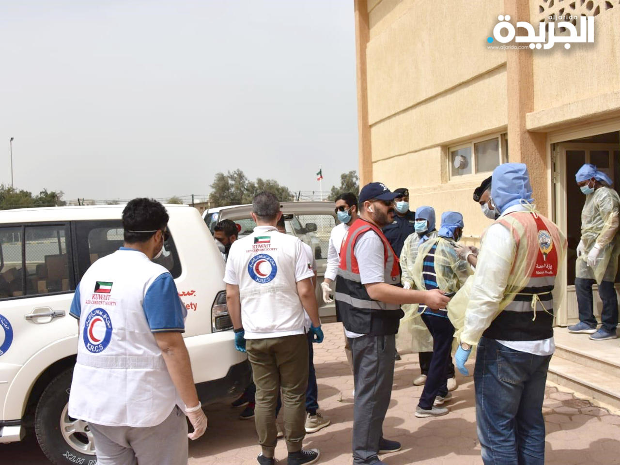  متطوعو الهلال الأحمر خلال توزيع الوجبات