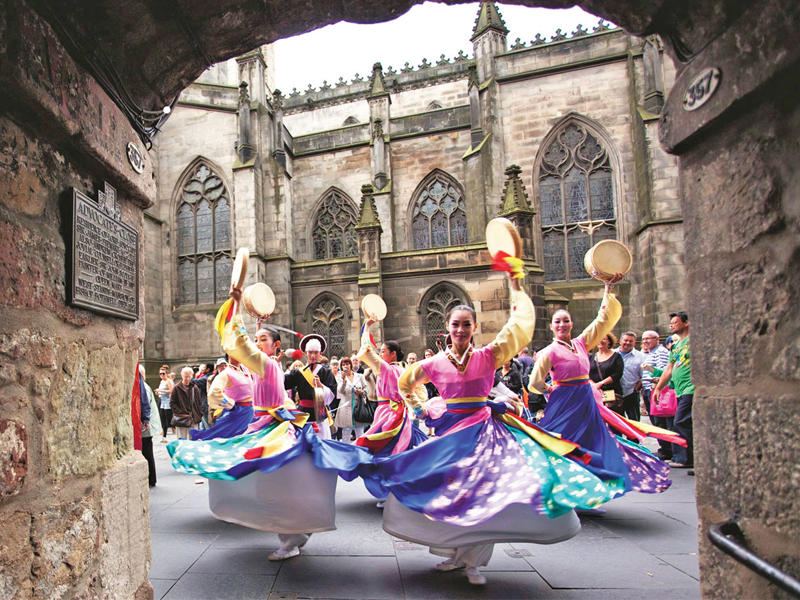 من عروض المهرجانات