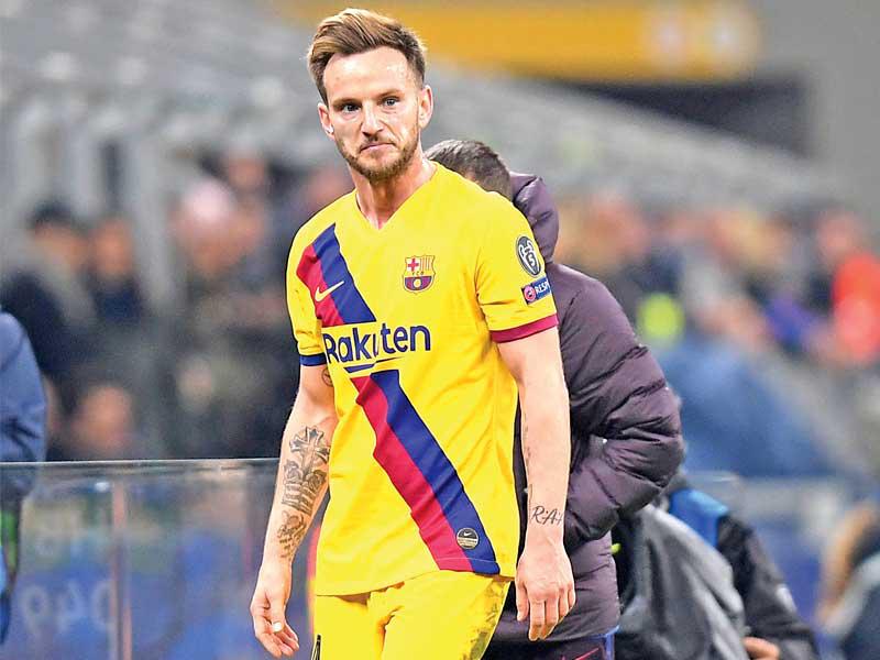 لاعب خط وسط نادي برشلونه الكرواتي إيفان راكيتيتش