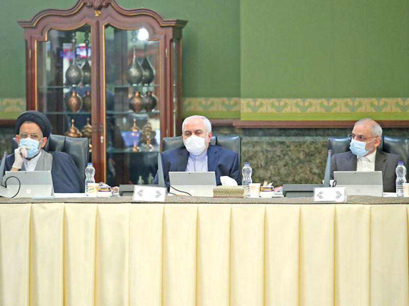 ظريف يرتدي كماماً خلال اجتماع مجلس الوزراء أمس الأول         (رويترز)