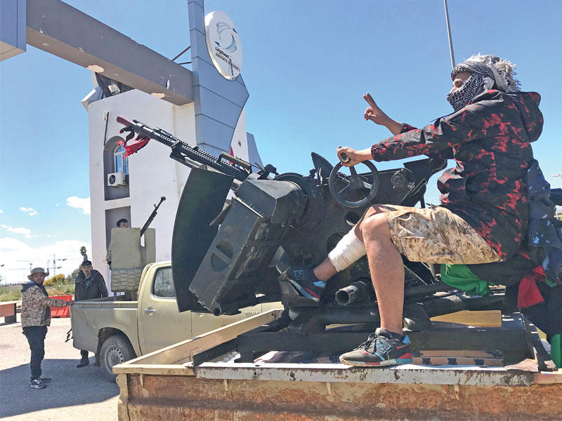 قوات الحكومة الليبية تستهدف 3 شاحنات جنوب طرابلس