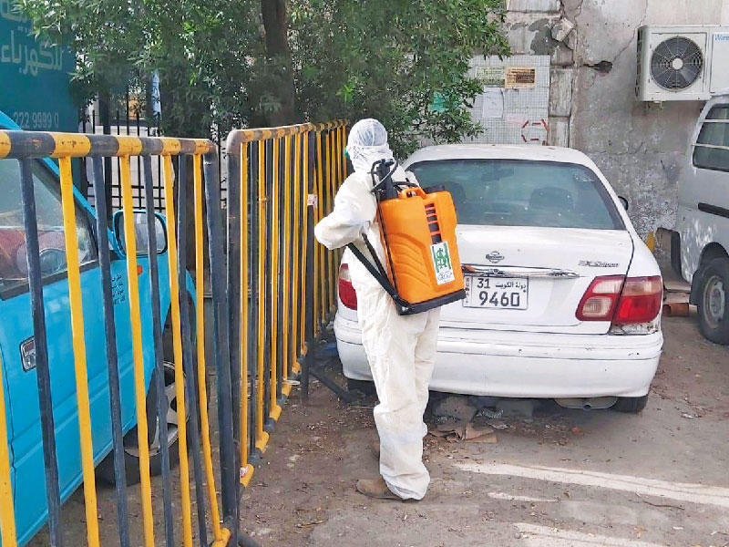 تعقيم محيط إحدى بنايات «الحجر المنزلي»