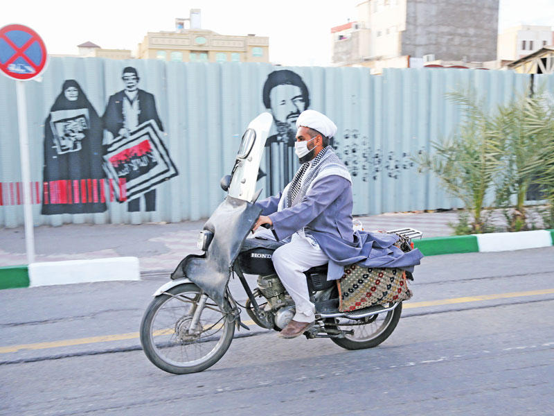 معمم إيراني على دراجة نارية في طهران (رويترز) 