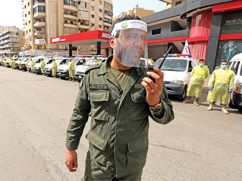 شرطي بلدية في ضاحية بيروت الجنوبية أمس الأول    (رويترز)