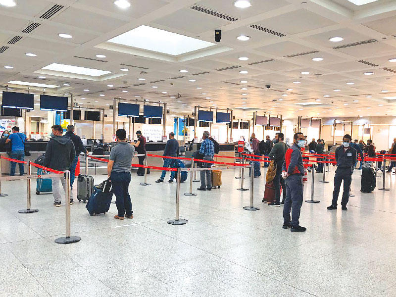 المغادرون الأتراك خلال إتمام معاملات سفرهم أمسn