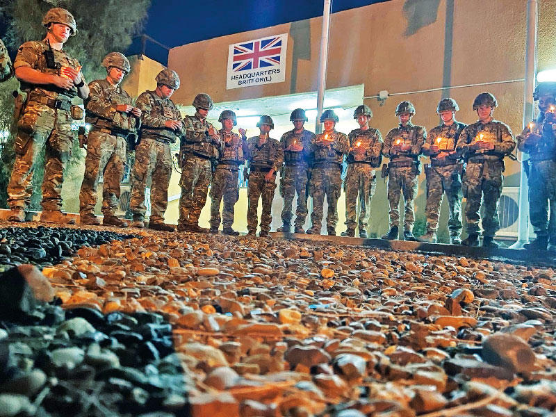 جنود بريطانيون بالعراق يقفون أمس الأول دقيقة صمت خلال إحياء ذكرى الجندية التي قتلت في قصف على قاعدة التاجي في 11 مارس الماضي 