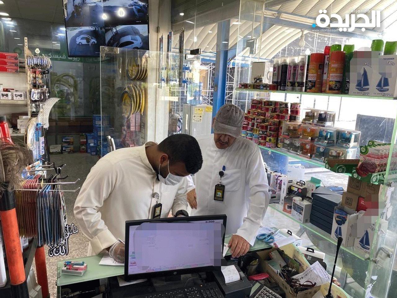 مفتشو البلدية يوجهون إنذاراً إلى أحد المحلات المخالفة