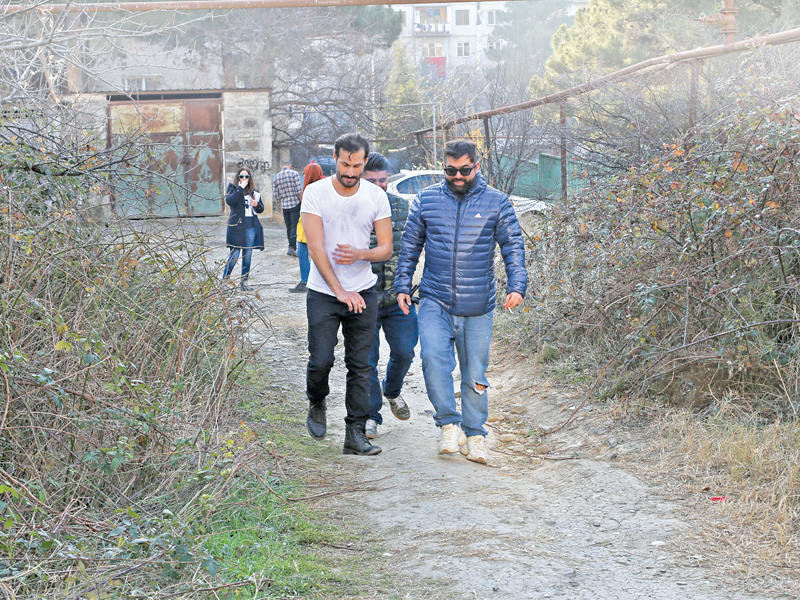 دشتي وكاكولي في مشهد من العمل 