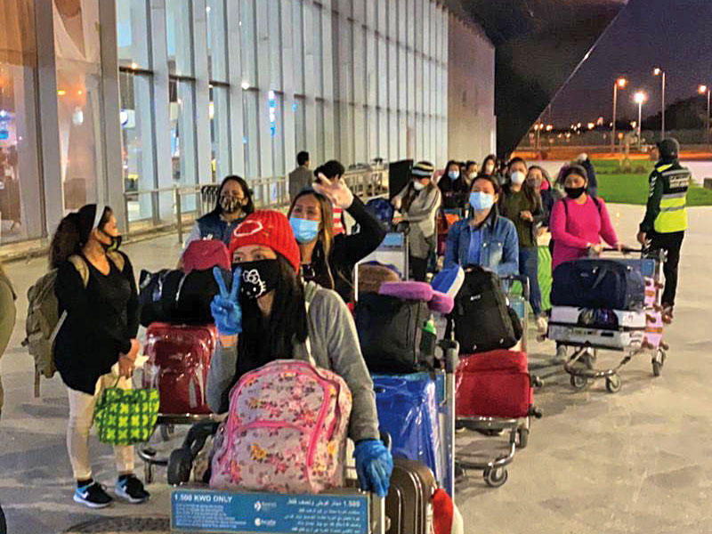 جانب من المغادرين الفلبينيين أمس