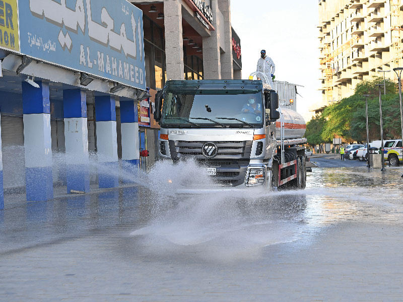 مشاهد من تعقيم شوارع الكويت