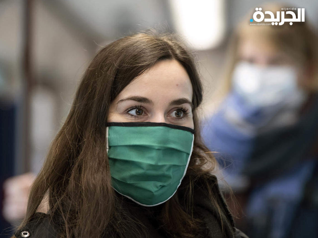ألمانية ترتدي احدى الكمامات الطبية للوقاية من خطر فيروس كورونا