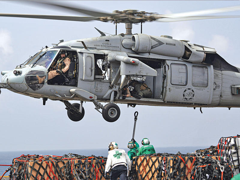 مروحية أميركية تنقل إمدادات لحاملة الطائرات أيزنهاور في بحر العرب يوم الأربعاء  (سنتكوم)