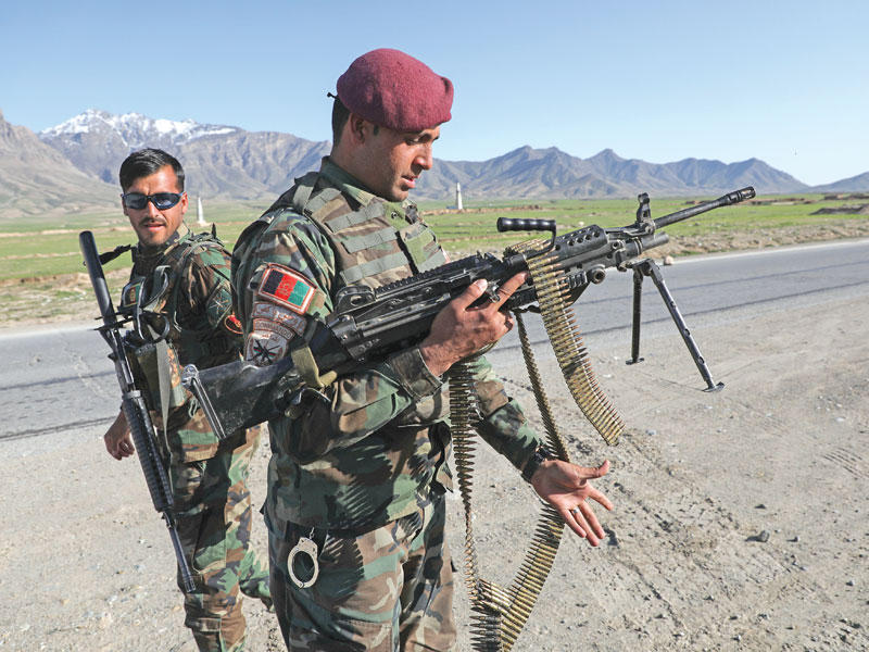 جنديان أفغانيان عند نقطة تفتيش قرب قاعدة باغرام الجوية الأميركية شمال كابول يوم الخميس         (رويترز)