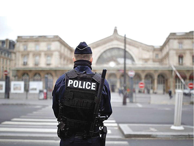 احد عناصر قوات الأمن الفرنسية 