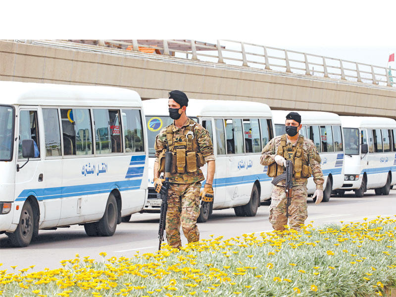 جنديان خارج مطار بيروت الدولي أمس (رويترز)