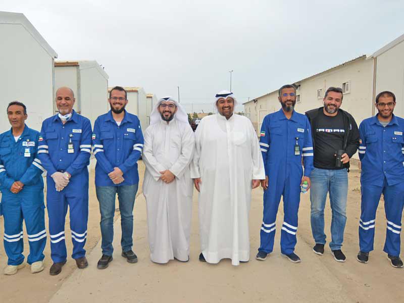 الرئيس التنفيذي للأعمال والحلول في زين الكويت حمد المرزوق يتوسط فريق العمل من «زين» و«كيبك» في موقع المشروع 