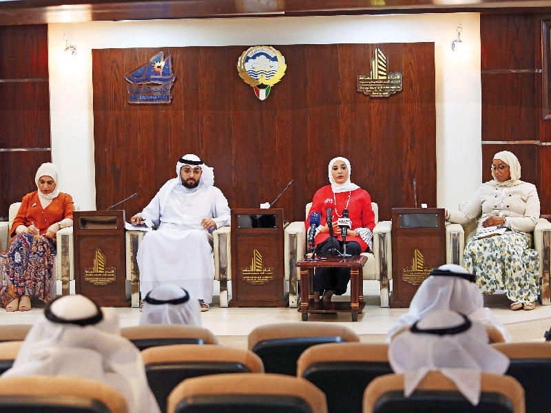 العقيل خلال لقائها بالجمعيات والمبرات  (تصوير جورج ريجي)