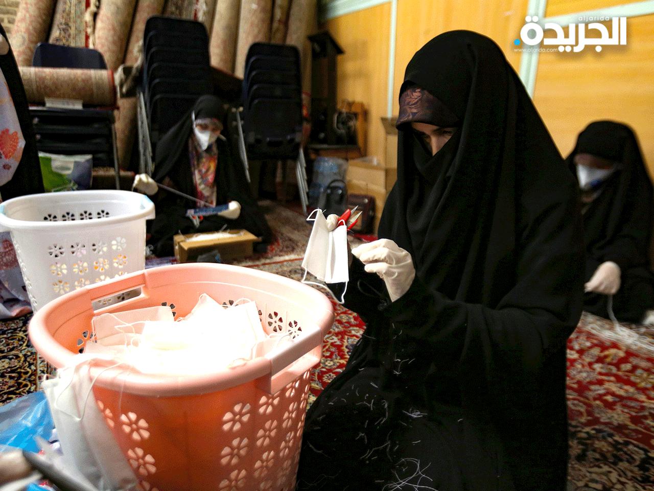 متطوعات يخطن الكمامات لتوزيعها على الأجهزة الطبية