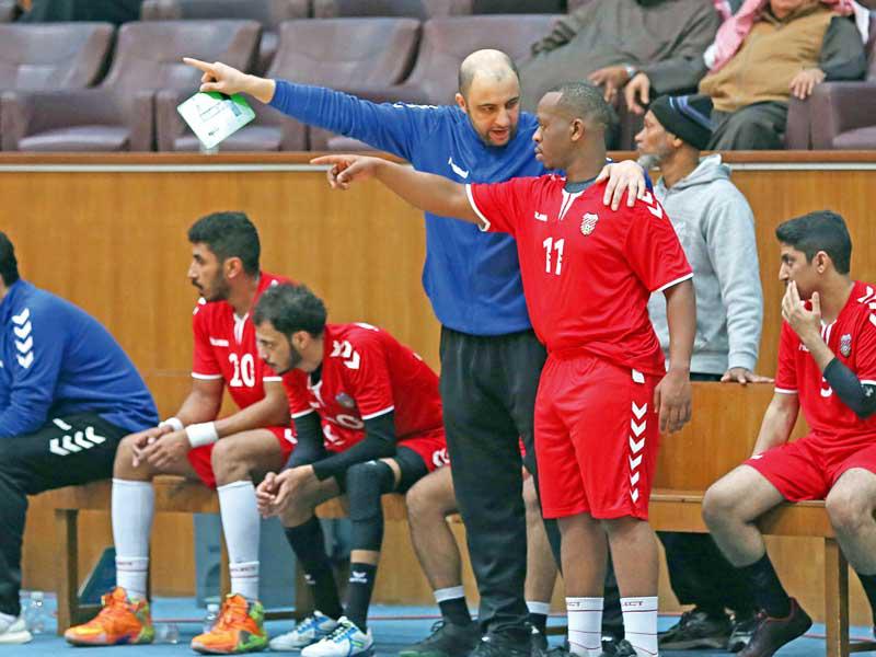 مدرب الفريق الأول لكرة اليد بنادي الصليبيخات فيصل صيوان يوجه اللاعبين في لقاء سابق