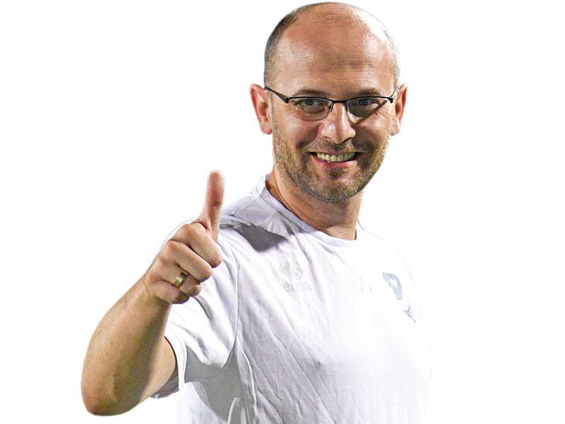  مدرب الفريق الأول لكرة القدم بنادي التضامن الصربي ماركوف