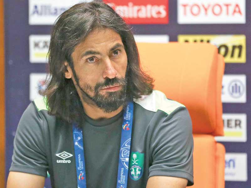  قائد الفريق الأول لكرة القدم بالنادي الأهلي السعودي  حسين عبدالغني