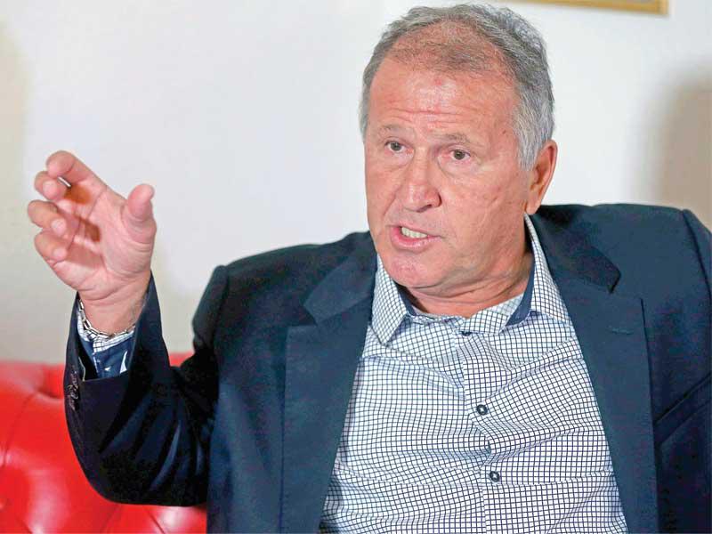 لاعب المنتخب البرازيلي السابق  أرثر أنتونيس كيومبرا (زيكو)