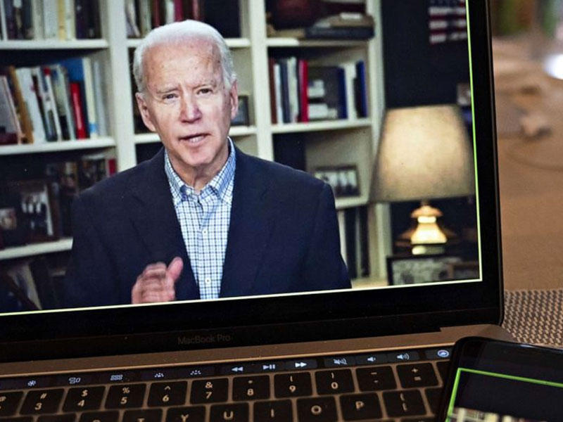 بايدن في بث مباشر على الإنترنت من منزله أمس الأول 