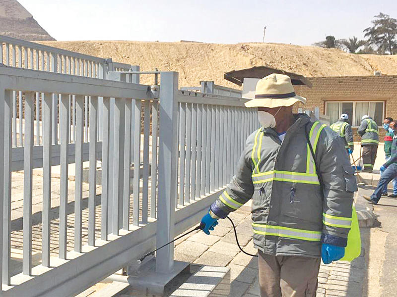 أعمال التعقيم في منطقة الأهرامات