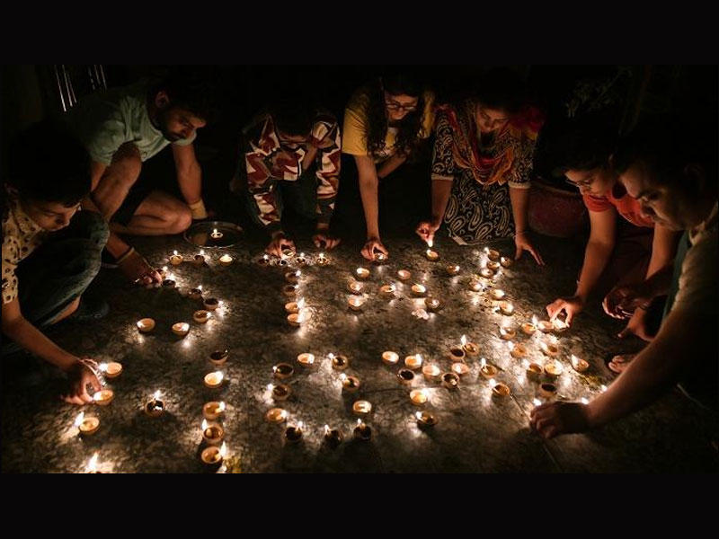 هنود يضيئون الشموع في حدث يرمز إلى محاربة فيروس كورونا